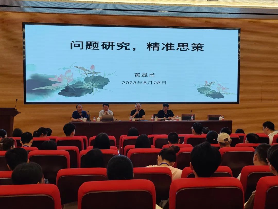 教师培训强素质 精准研究真落地