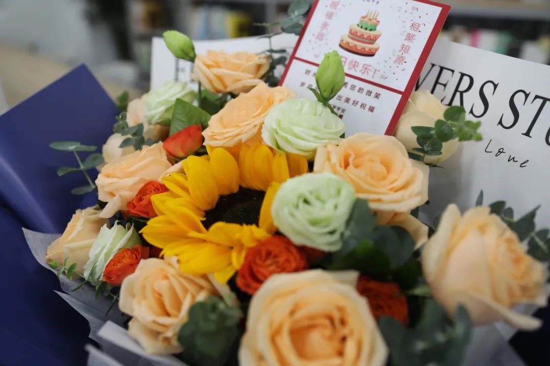 鲜花送关怀 祝福润心田